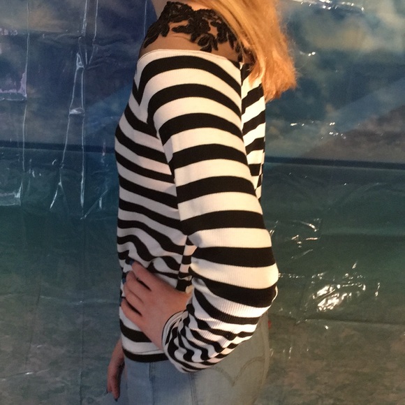 Sexy Half Shoulder Blouse - Picture 3 of 4